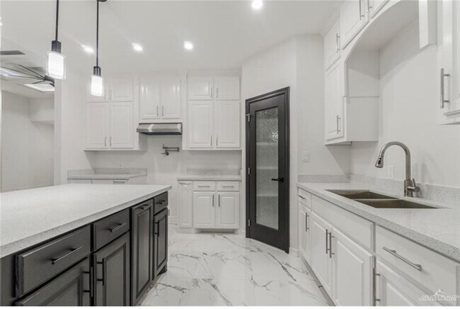 Building Photo - 605 W Southland Ave