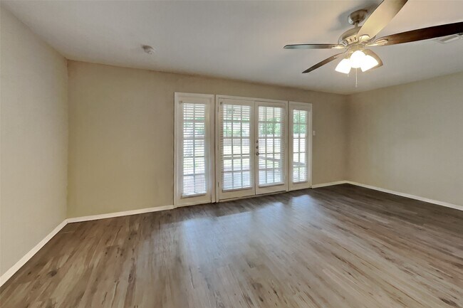 Foto del edificio - 3419 Shadowcrest Ln