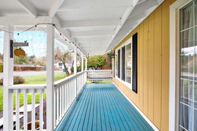 Building Photo - Sunny 5 Bedroom Home with 3 Car Garage in Quiet Neighborhood