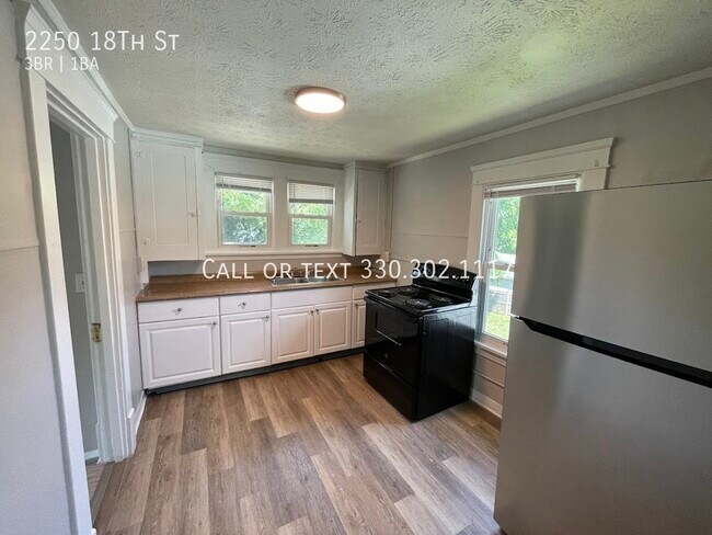 Foto del edificio - Two bedroom one bathroom upstairs apartmen...