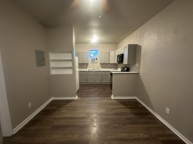 Building Photo - 2 Bedroom 1 bath apartment