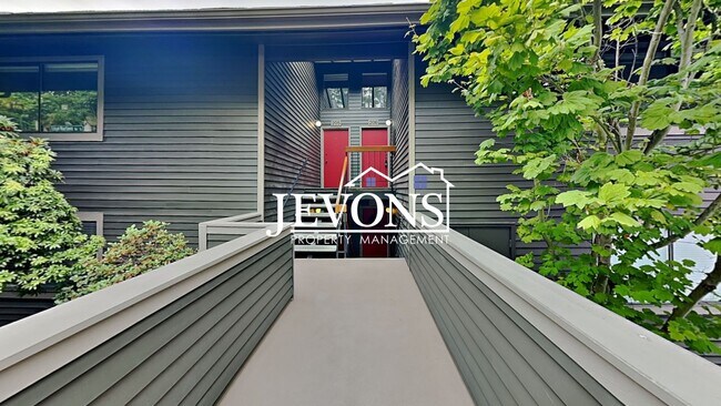 Foto del edificio - Top-floor 2-level condo with brand-new kitchen and ensuite bath – Utilities and internet included...