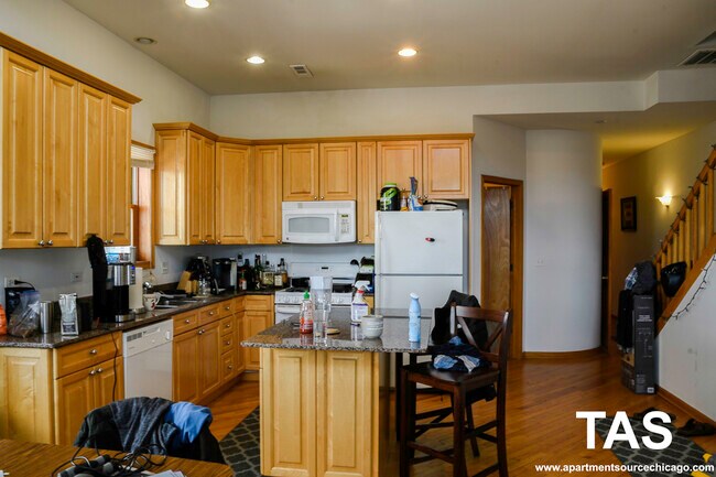 Foto del edificio - 2743 N Southport Ave
