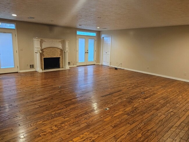 Building Photo - ****JUST REDUCED****1725 Pineview Circle M...