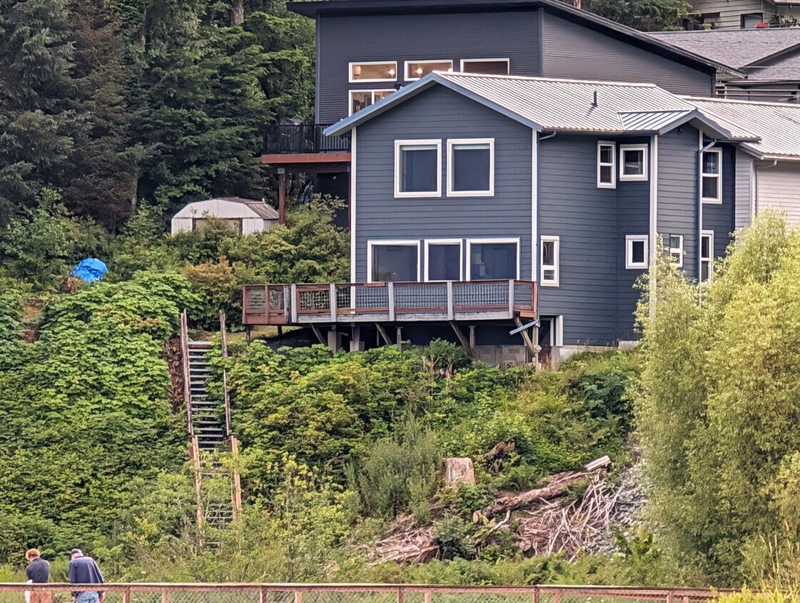 Foto principal - Unfurnished Auke Bay Home, 3BD+Den, 2BA, H...