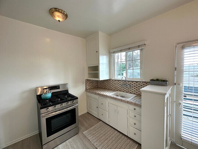 Foto del edificio - Vintage Style 1+1 - New Kitchen Appliances, Plank Floors, Balcony, pet friendly