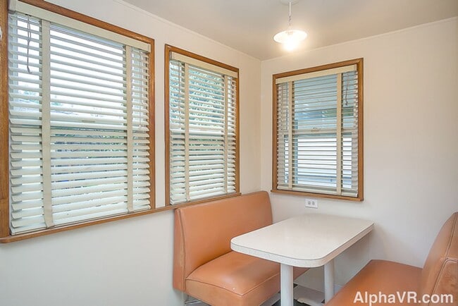 Building Photo - Stunning Main Floor Duplex in the Heart of...