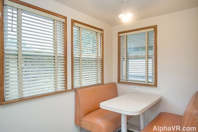 Foto del edificio - Stunning Main Floor Duplex in the Heart of...