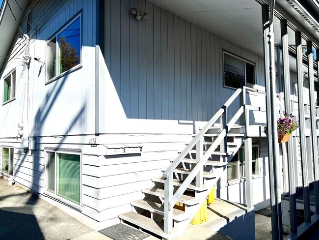 Building Photo - Downtown Furnished Two Bed Unit in Duplex-...