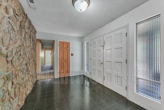 Building Photo - 527 N Charles Rd