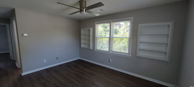 Building Photo - Cute upstairs unit in Duplex