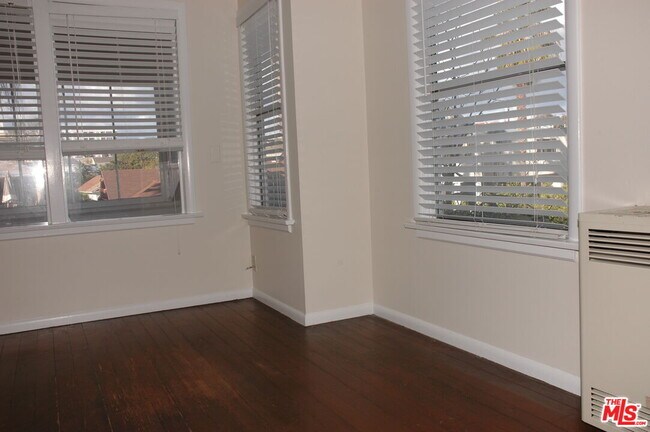 Foto del edificio - 24 Rose Ave