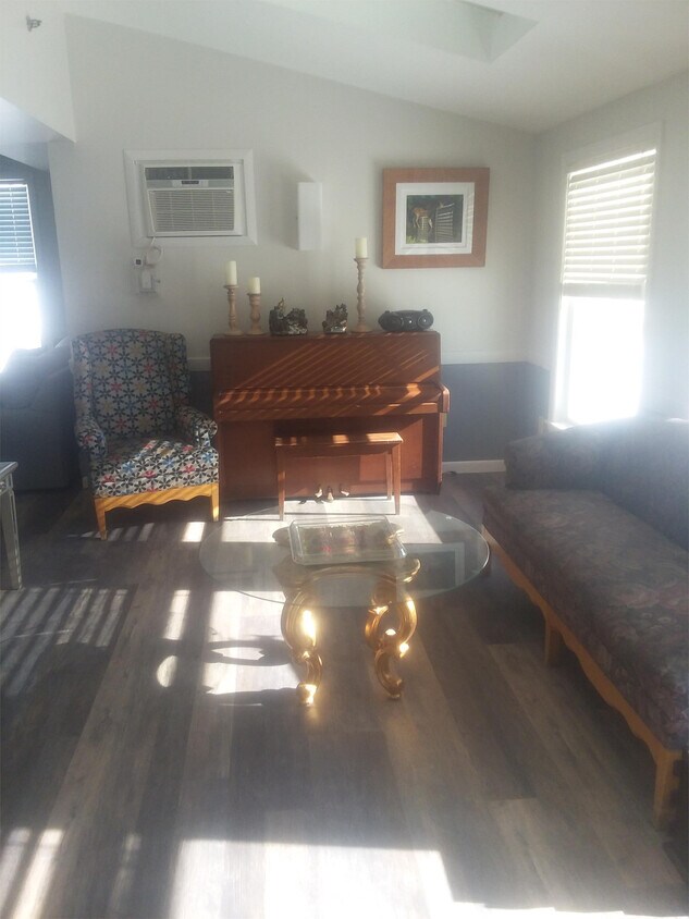 Foto principal - 327 Shusta Rd