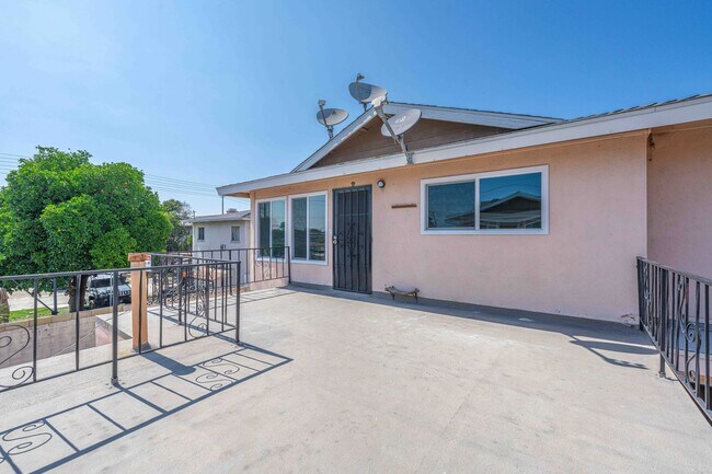 Building Photo - 8665 Trask Ave