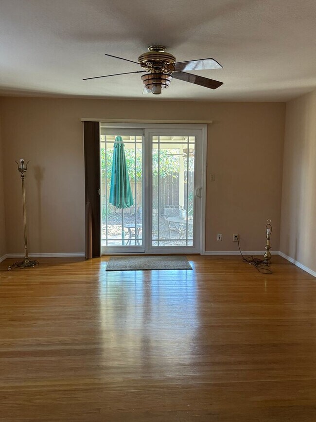 Foto del edificio - AVAILABLE NOW