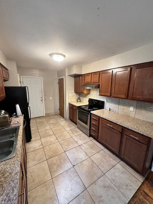 Building Photo - 5 Bedroom/2 Bath House in Fort Collins! Av...