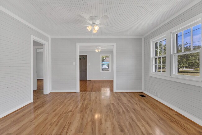 Building Photo - Freshly Painted and Renovated 2-Bedroom Ho...