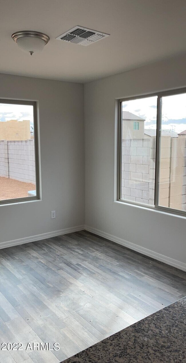 Foto del edificio - 825 Country Village Ln