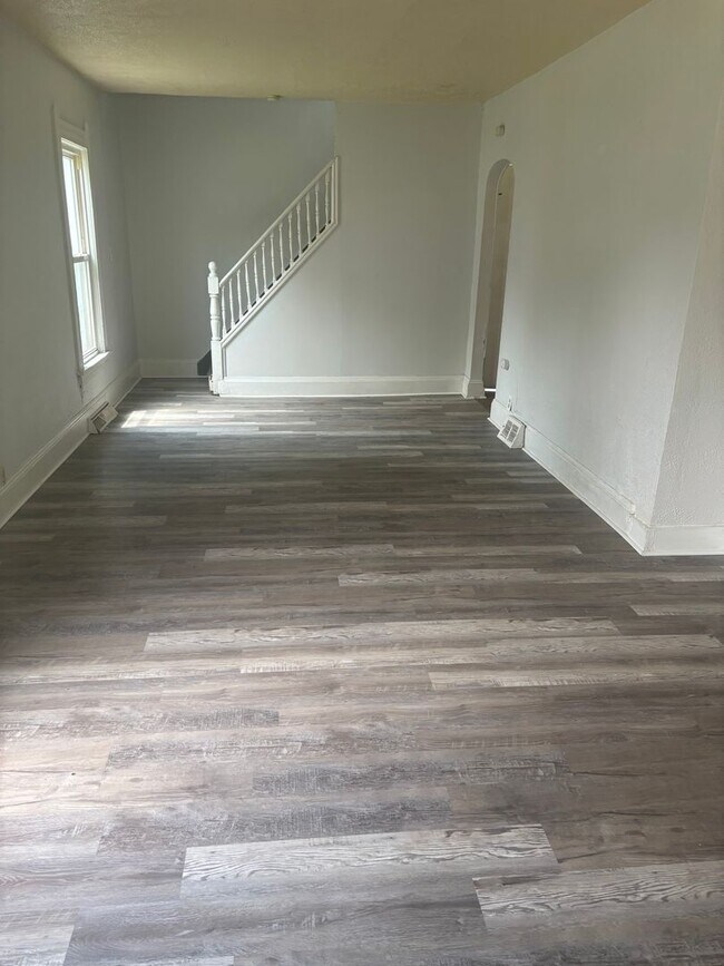 Building Photo - Section 8 welcome, 3 bedrooms 1.5 Bath. Sp...