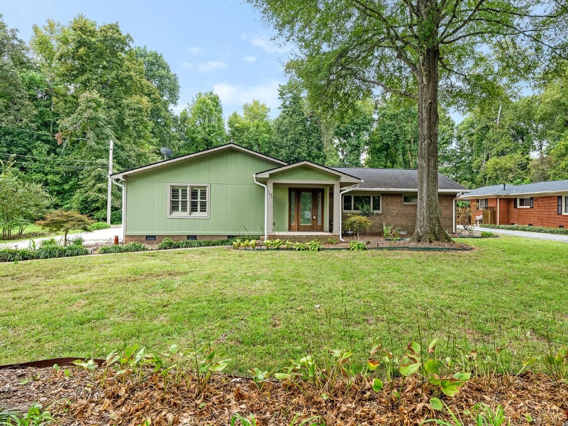 Primary Photo - Perfect location right off of Lawyers rd!