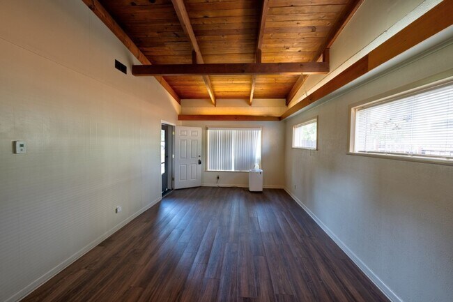 Building Photo - 440