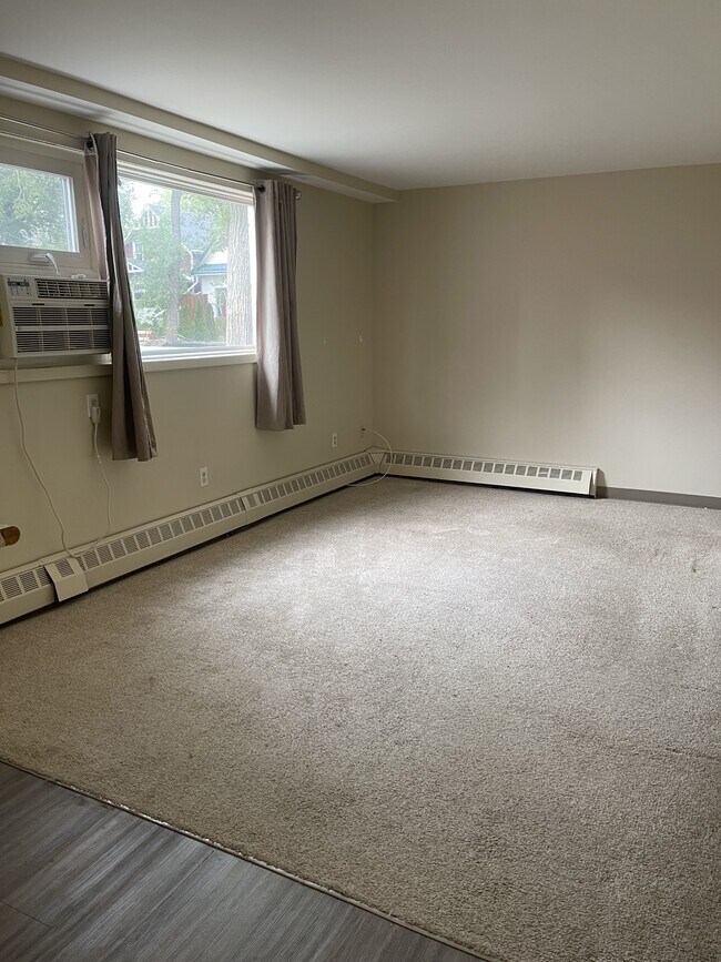 Photo du bâtiment - 3104-3104 Victoria Ave