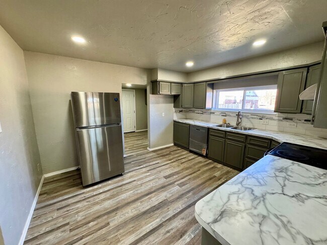Building Photo - Newly remodeled 3 bedroom 1 bathroom house