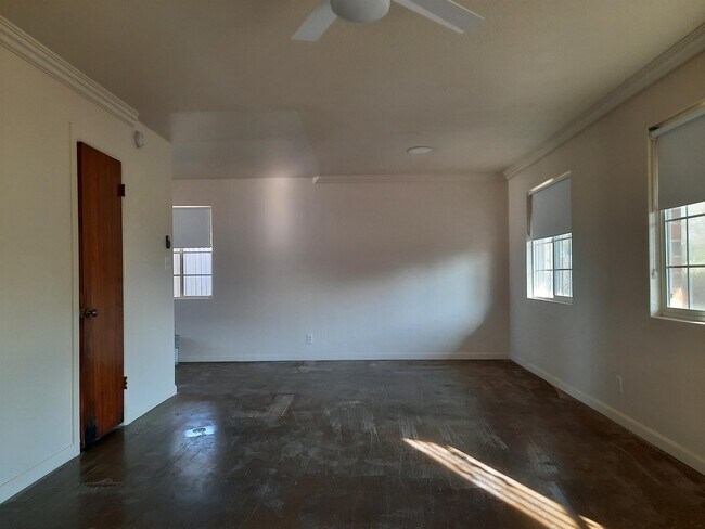 Building Photo - 2408 W Weldon Ave