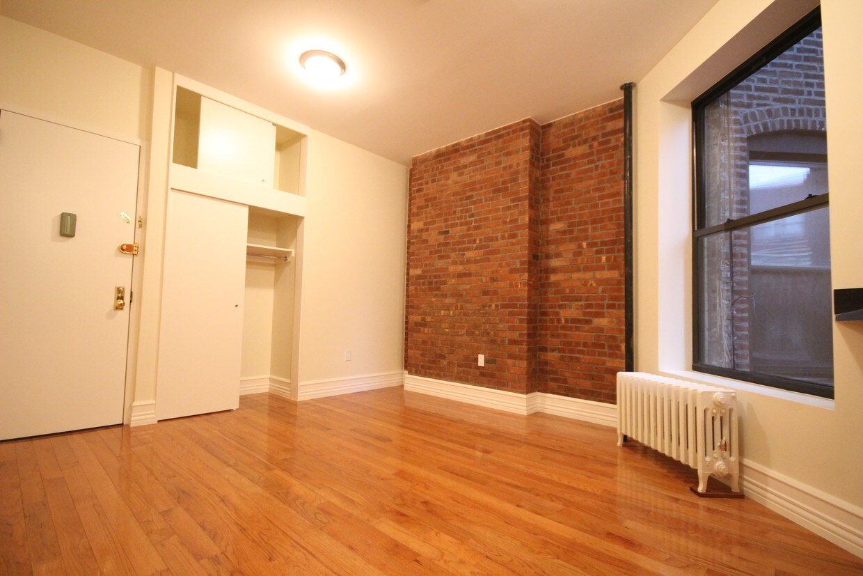 Primary Photo - 211 W 80th St