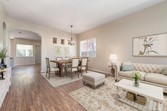 Building Photo - Gorgeous Roseville 4 Bedroom
