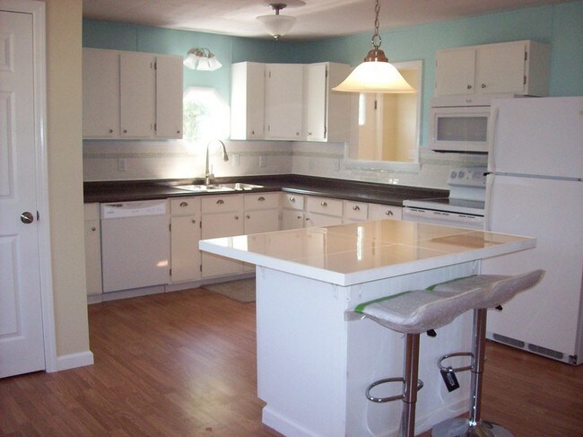 Disposición de concepto abierto de cocina/sala de estar - 1182 Middle Rd