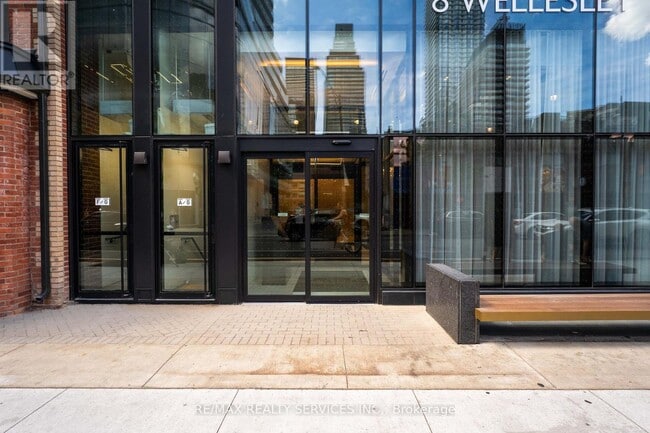 Photo du bâtiment - 8-4908 Wellesley St W