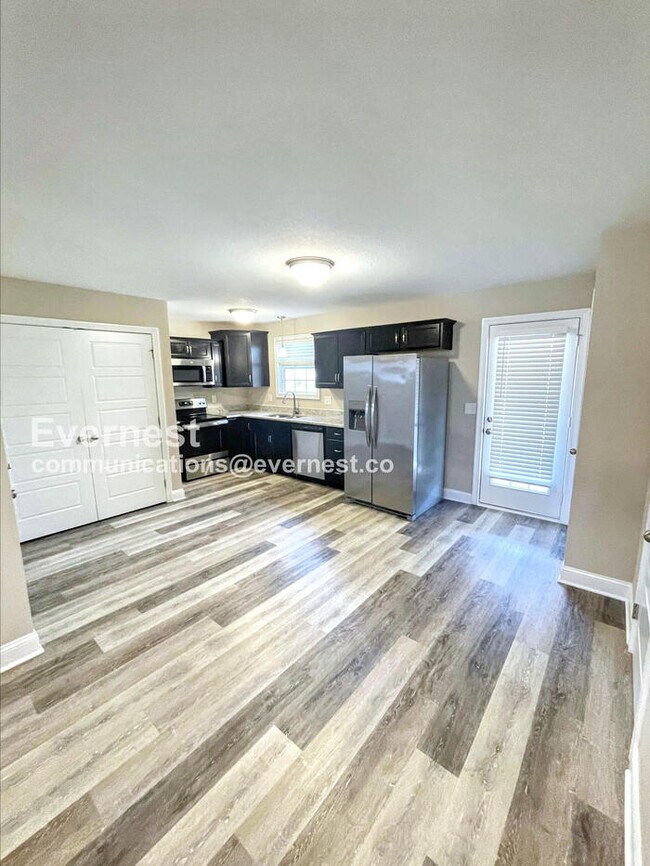 Foto del edificio - 3 Bed, 2.5 Bath Home with Garage / Pet-Fri...
