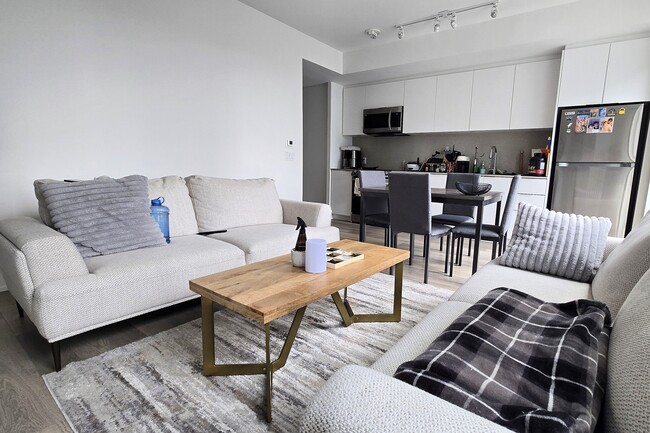 Building Photo - 357 King St W