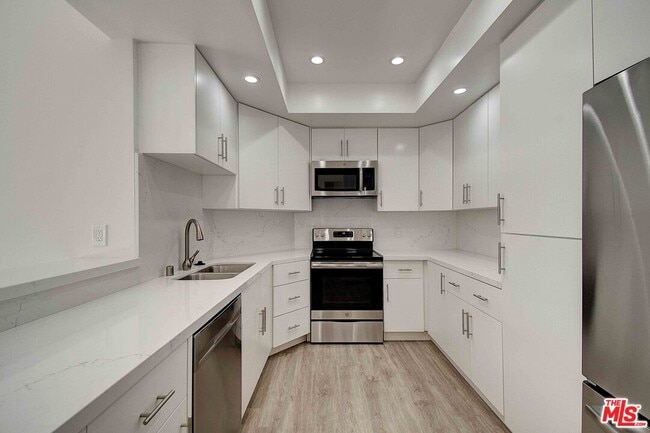 Foto del edificio - 2324 S Beverly Glen Blvd