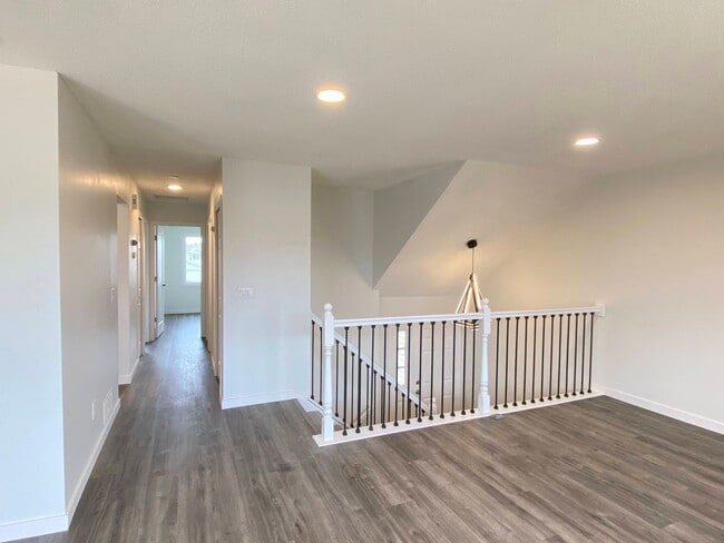 Building Photo - Updated 3 bedroom / 2 bathroom, Split Entr...