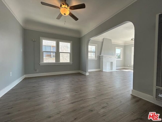 Foto del edificio - 759 1/2 N Ridgewood Pl