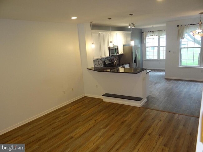 Building Photo - 107 Country Ln