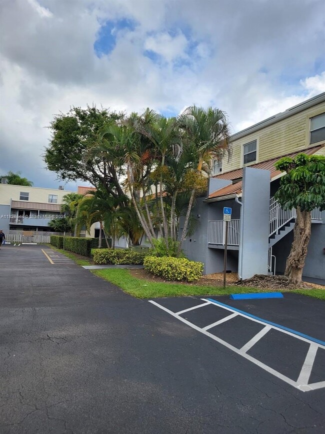 Building Photo - 4600 SW 67th Ave