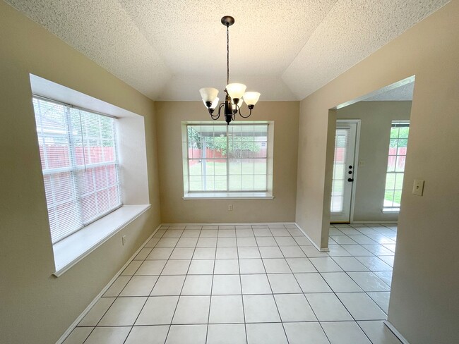 Building Photo - Spacious Living, Perfect Location!
