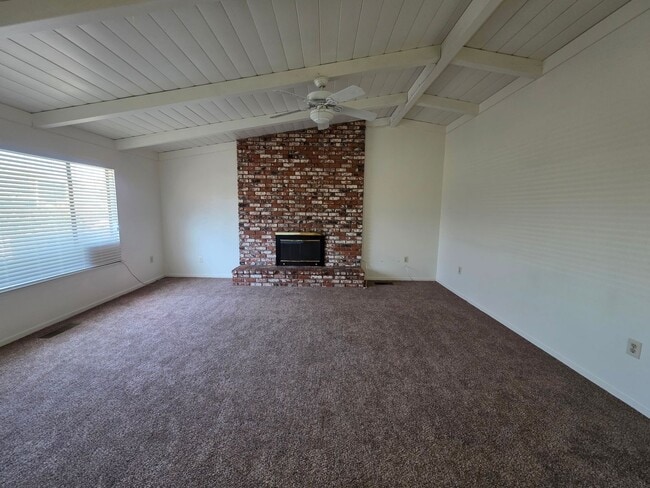 Foto del edificio - 3 Bedroom 2 Bathroom near shopping and restaurants!