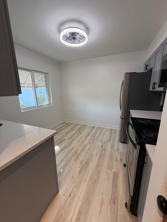 Kitchen/Eat In - 470 E Vallette St