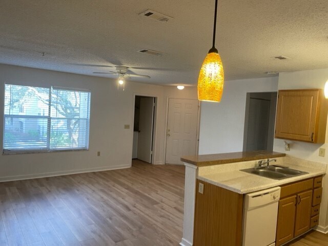 Building Photo - 623 Dory Ln