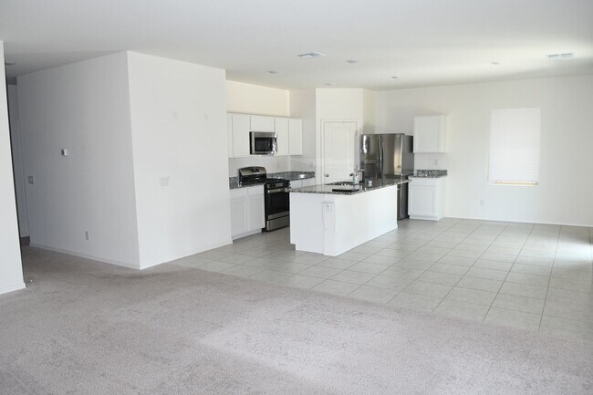 Foto del edificio - One Year Old 5 Br+Loft 3 Ba 2 Car Garage Home Near Loop 202 and Elliot in Phoenix