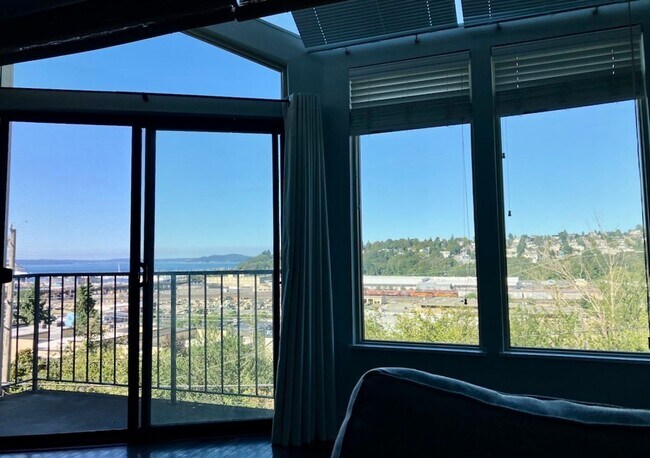 Building Photo - Queen Anne Townhome-Style Condo