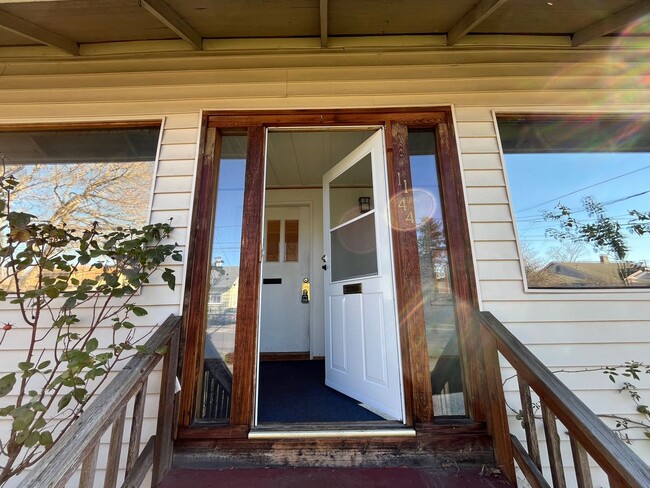 Building Photo - GORGEOUS PORTLAND BUNGALOW, LARGE LOT IN M...