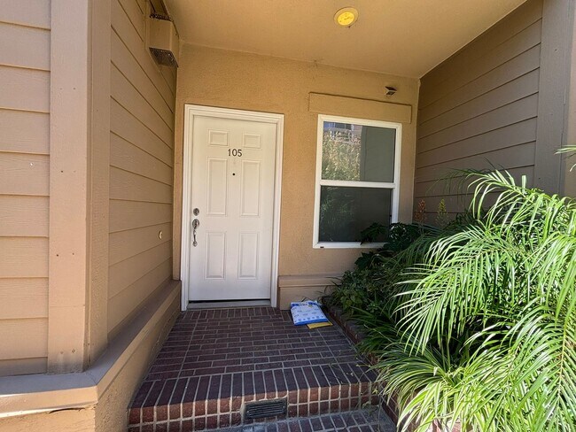 Foto del edificio - Remodeled 3 Bed 3 Bath Townhome for Rent in Glendale, CA