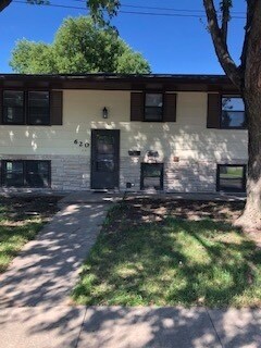 Building Photo - Cozy, clean 4 Bedroom Split level home!