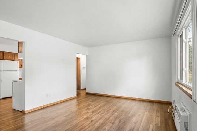 Building Photo - 623 Vine St, Wisconsin Dells, WI 53965
