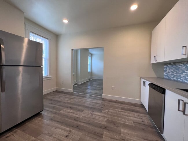Building Photo - Internet included- 2BR apartment with office!